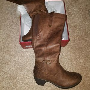 Brand New, 7.5 Boots